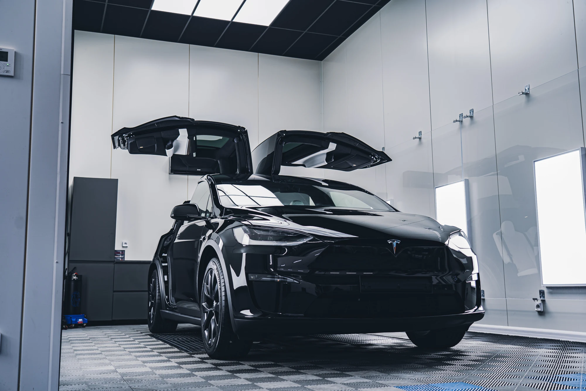 Tesla photographiée dans l’atelier ByFab